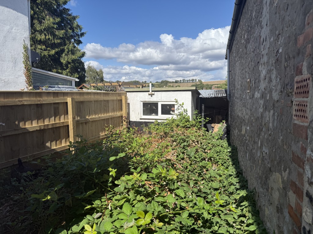 Lot: 152 - TERRACED PROPERTY FOR COMPLETE REFURBISHMENT IN VILLAGE LOCATION - Garden